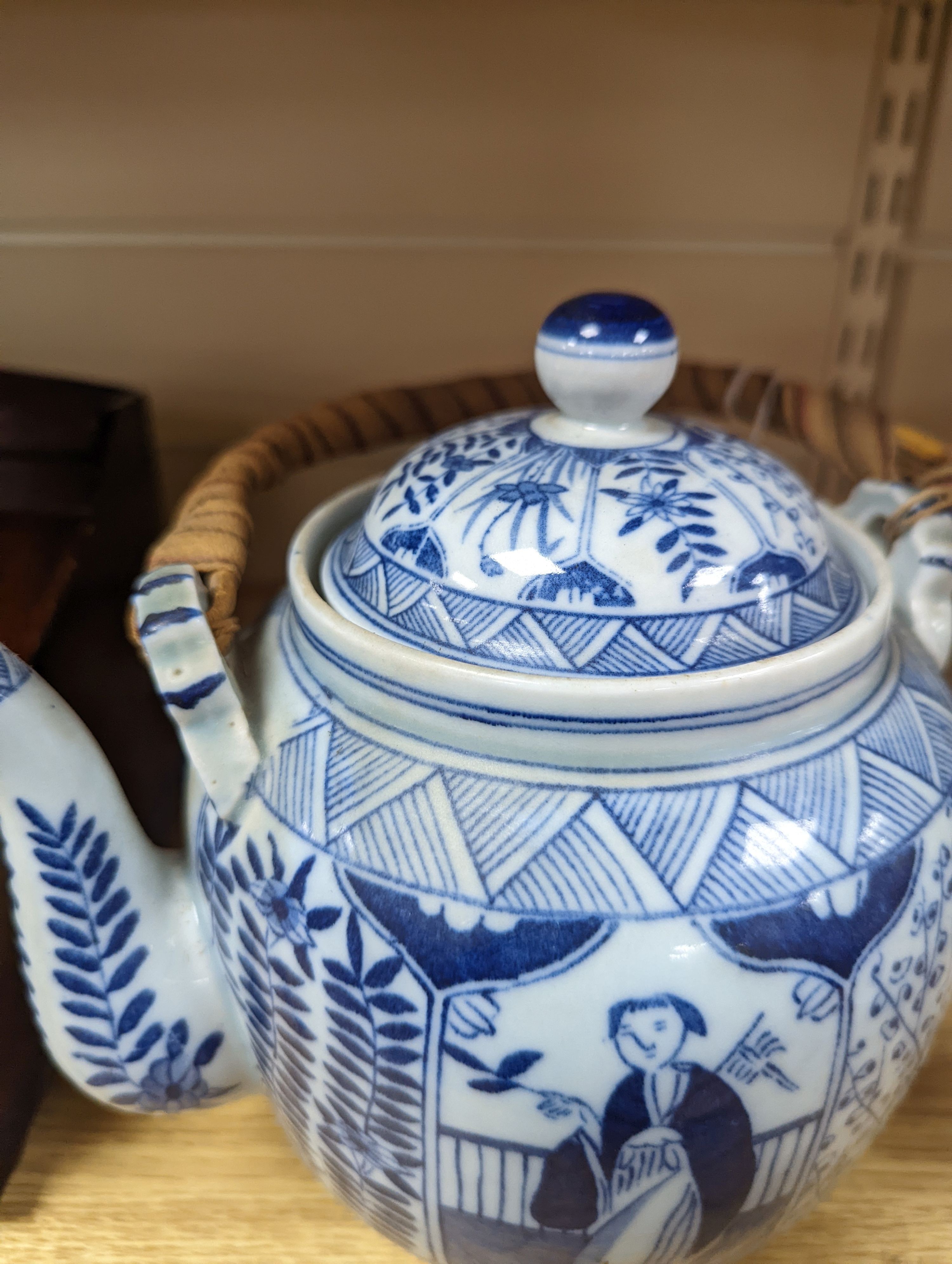 A Chinese blue and white small vase and teapot 19cm